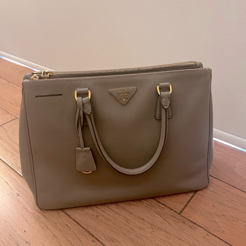 Prada Saffiano Double zip Lux in Agrilla in Large + Strap & Authenticity Card